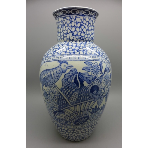 613 - A modern Wm. Adams blue and white vase based on an early English design in the Chinese style, 22cm, ... 
