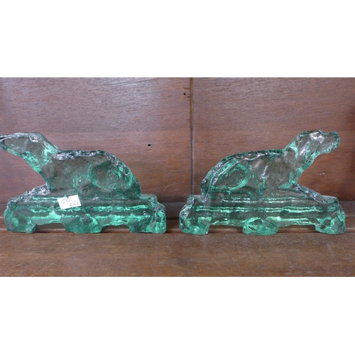 618 - A pair of green glass dog bookends, 16.5cm, a/f - chips to base