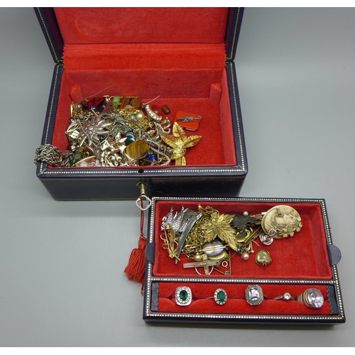 630 - A box of costume jewellery