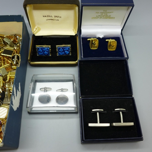 637 - A collection of pairs of cufflinks