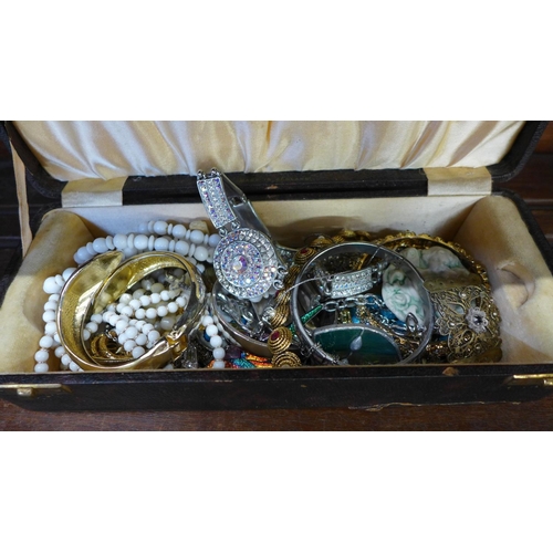 639 - Vintage and other jewellery including Butler and Wilson, etc.