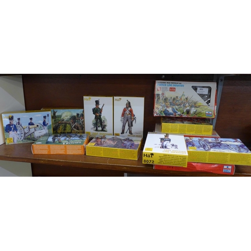 651 - A collection of boxed Esci and Hat model soldiers, Prussian, French and other Napoleonic era, thirte... 