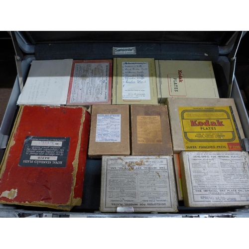 653 - A large quantity of early 20th Century glass negatives in a briefcase