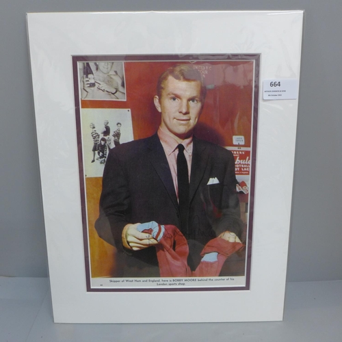 664 - A Bobby Moore autographed cutting