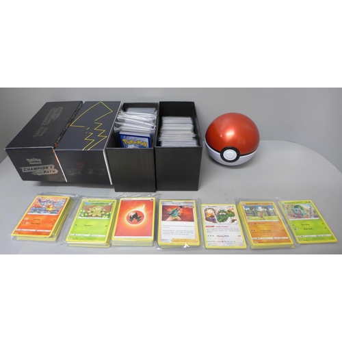 704 - 1000 Pokemon cards including 2020, 2022, etc., and a Pokeball tin