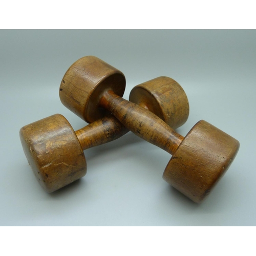 720 - A pair of hand-turned Victorian wooden exercise dumbbells, 18cm, 467g, (16.5 oz) combined weight, a/... 