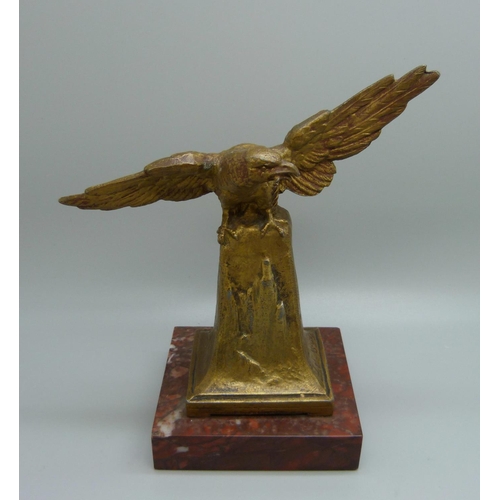 725 - A 1930's desk pocket watch holder, the gilt metal eagle with outstretched wings, on marble base, 17c... 