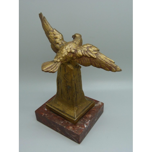 725 - A 1930's desk pocket watch holder, the gilt metal eagle with outstretched wings, on marble base, 17c... 