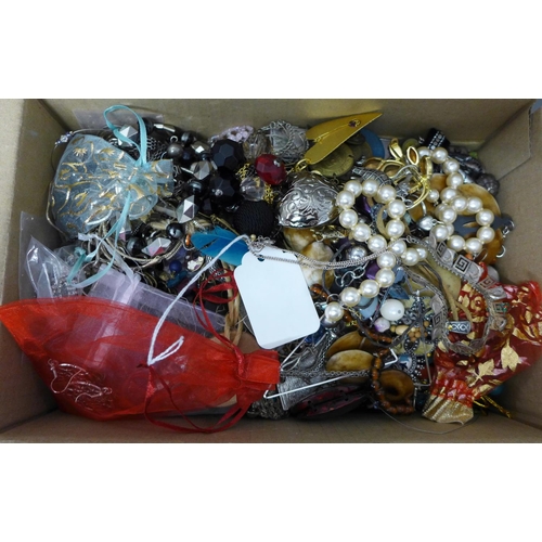 729 - A box of costume jewellery