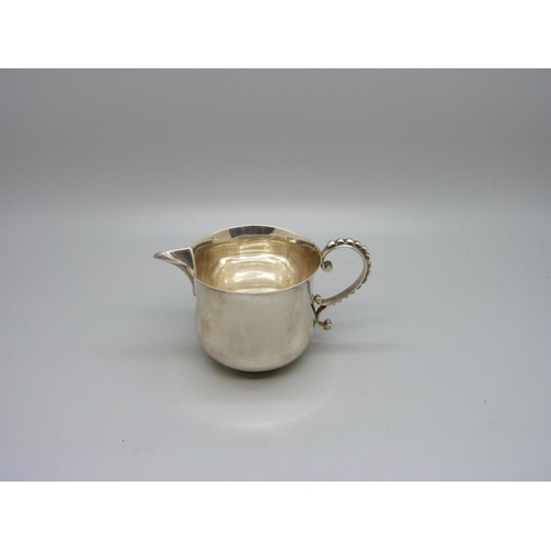 823 - A Victorian silver jug, London 1897, 65g