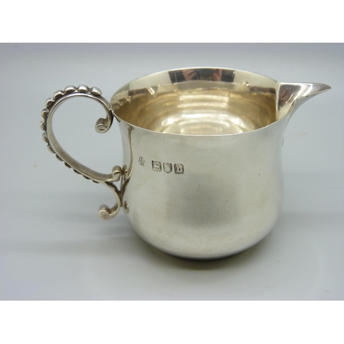 823 - A Victorian silver jug, London 1897, 65g