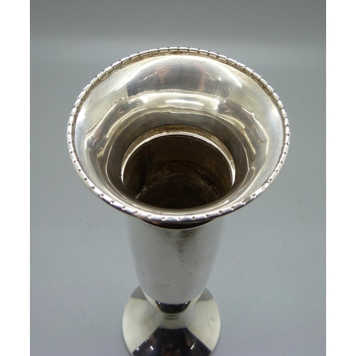 824 - A silver Elkington & Co. vase, Birmingham 1989, 18.5cm