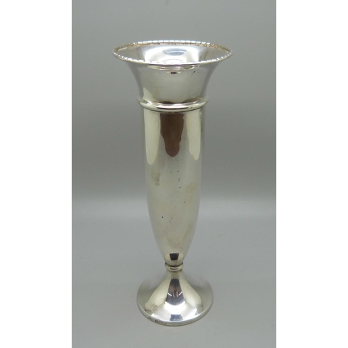 824 - A silver Elkington & Co. vase, Birmingham 1989, 18.5cm