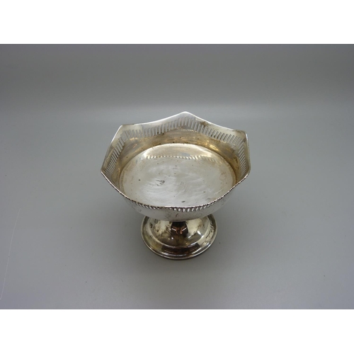 826 - A pierced silver comport, Birmingham 1915, 73g, height 8.5cm