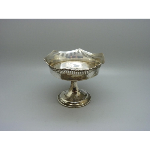 826 - A pierced silver comport, Birmingham 1915, 73g, height 8.5cm