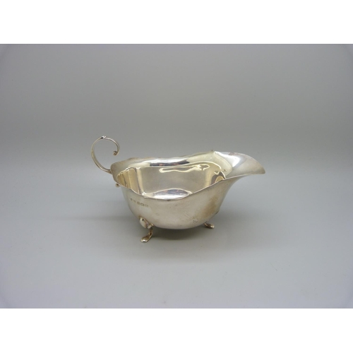 828 - A silver sauce boat, Birmingham 1928, 81g