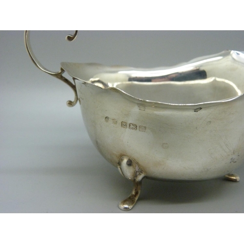 828 - A silver sauce boat, Birmingham 1928, 81g