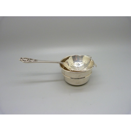 830 - A silver tea strainer on stand, maker E. Viner, Sheffield 1948/49, 90g