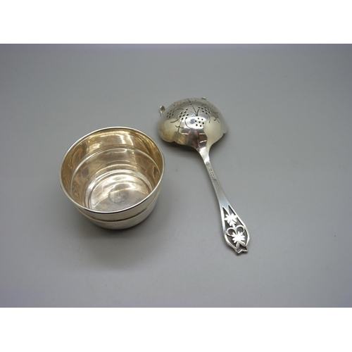 830 - A silver tea strainer on stand, maker E. Viner, Sheffield 1948/49, 90g