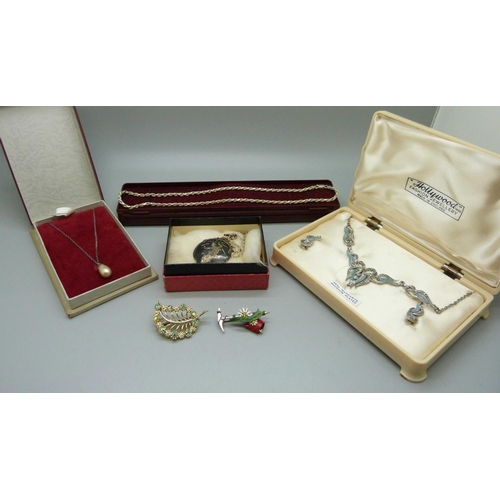 833 - Costume and silver jewellery including a necklace and earrings set in a box marked Hollywood