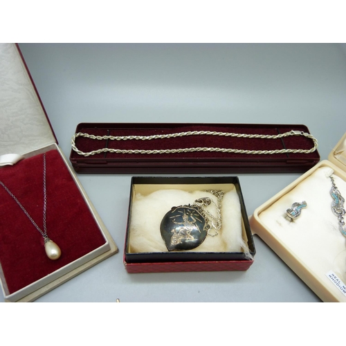 833 - Costume and silver jewellery including a necklace and earrings set in a box marked Hollywood