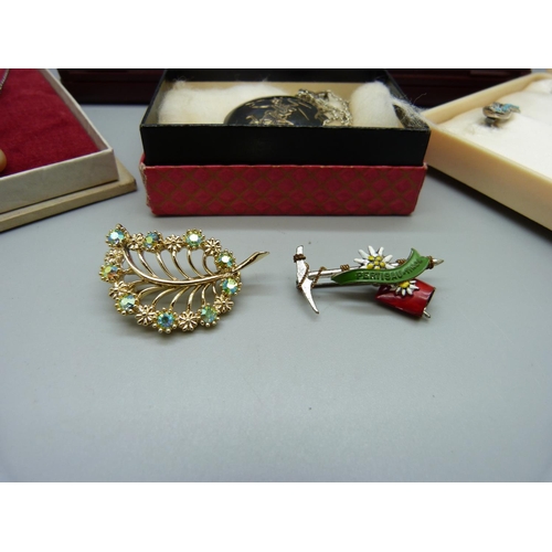 833 - Costume and silver jewellery including a necklace and earrings set in a box marked Hollywood