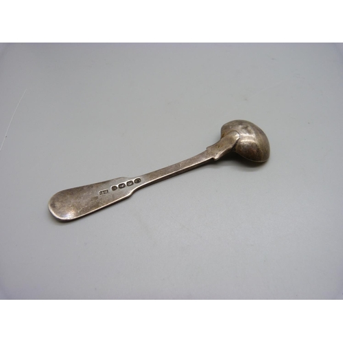 863 - A 19th Century silver mustard spoon, 21g