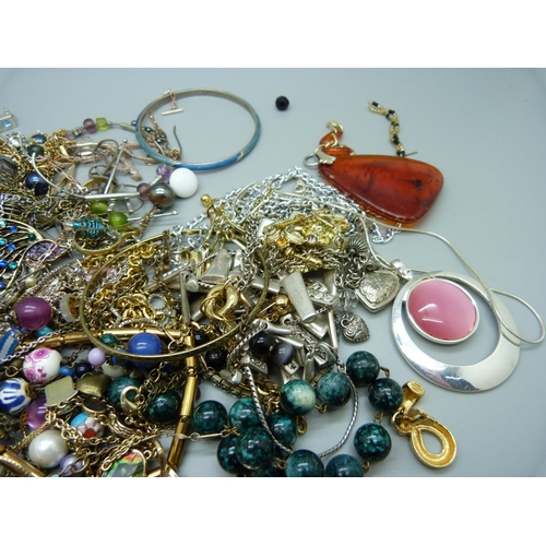 898 - A collection of vintage and modern costume jewellery