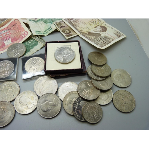 899 - A box of bank notes and commemorative coins