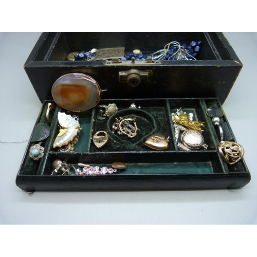 904 - A jewellery case of costume jewellery, etc., (agate brooch made from a lid, a/f)