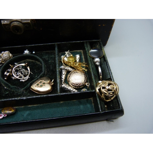 904 - A jewellery case of costume jewellery, etc., (agate brooch made from a lid, a/f)