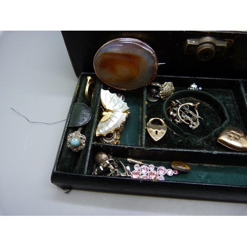 904 - A jewellery case of costume jewellery, etc., (agate brooch made from a lid, a/f)