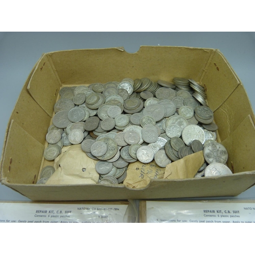 905 - A collection of coins including approximately 1,300g of 1920 to 1946