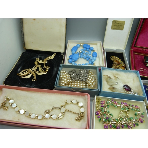 906 - Vintage costume jewellery, boxed