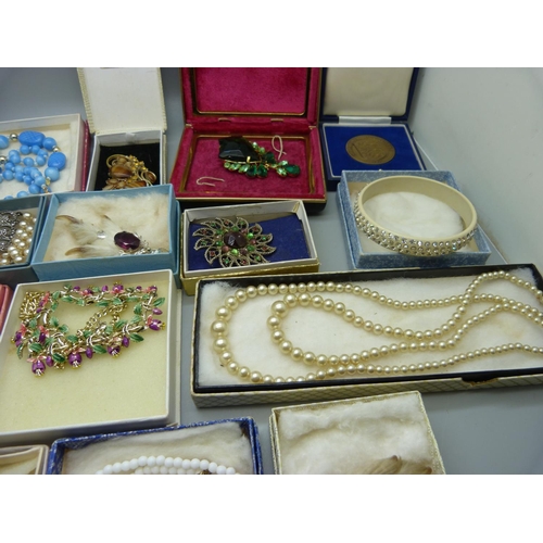 906 - Vintage costume jewellery, boxed