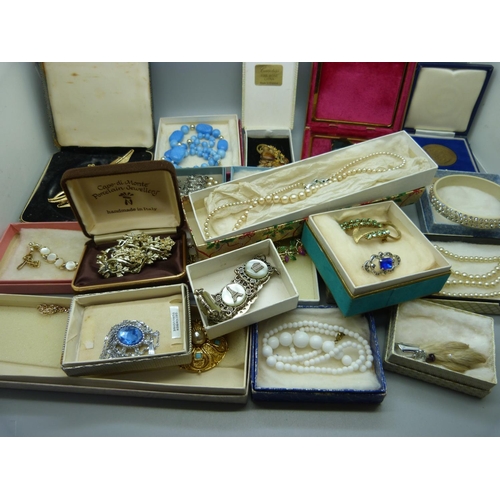 906 - Vintage costume jewellery, boxed