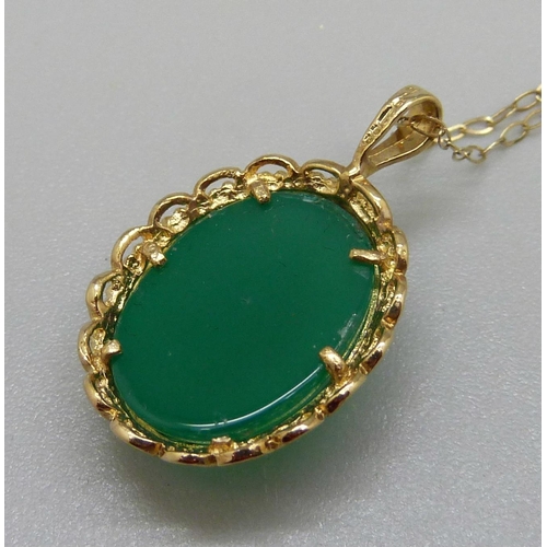 936 - A 9ct gold mounted green cabochon set pendant on a fine 9ct gold chain, 3.2g