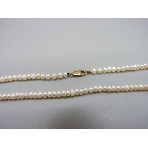 941 - A pearl necklace with 9ct gold fastener