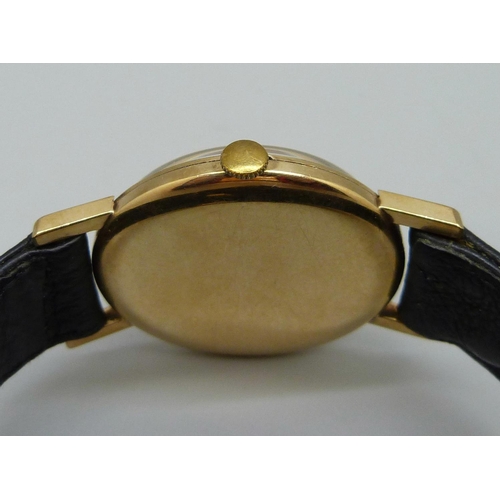 945 - A 9ct gold Accurist wristwatch, with box