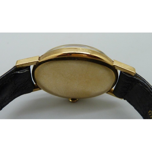 945 - A 9ct gold Accurist wristwatch, with box