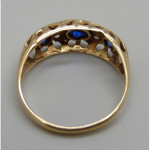 948 - A 9ct gold, blue and white stone ring, 1.8g, K