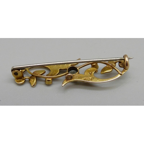 979 - A 9ct gold, seed pearl and aquamarine brooch, 2.1g