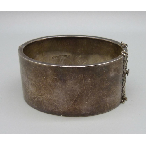 997 - A hallmarked silver cuff bangle, 55g