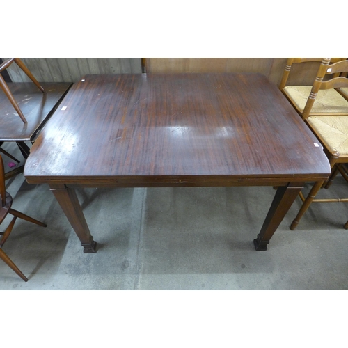 138 - A mahogany draw-leaf dining table