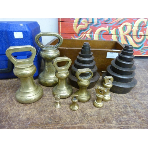 269 - A set of brass weights and two sets of cast iron graduated weights