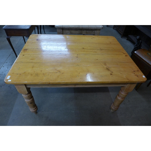 31 - A Victorian pine single drawer farmhouse kitchen table