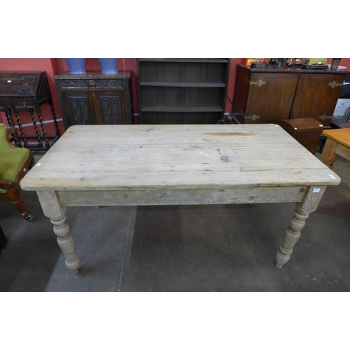 32 - A Victorian style scrub top pine farmhouse kitchen table