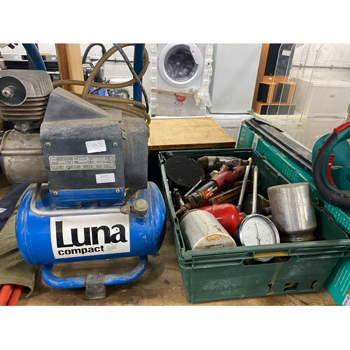 2077 - Luna 10 ltr/8 bar air compressor with approx. 20 pneumatic tools
