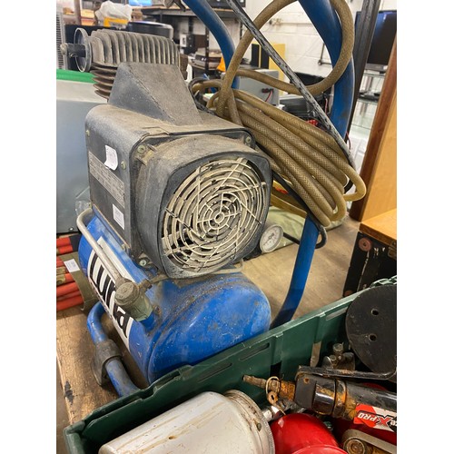 2077 - Luna 10 ltr/8 bar air compressor with approx. 20 pneumatic tools