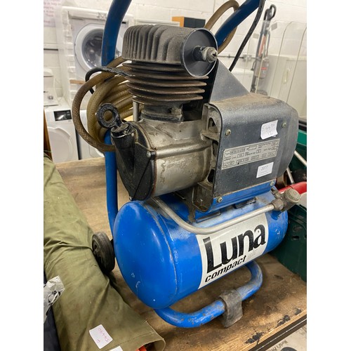 2077 - Luna 10 ltr/8 bar air compressor with approx. 20 pneumatic tools